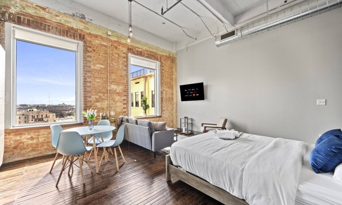Downtown Dallas Apartment | Stunning Downtown Apartment | Pool, Laundry, Parking