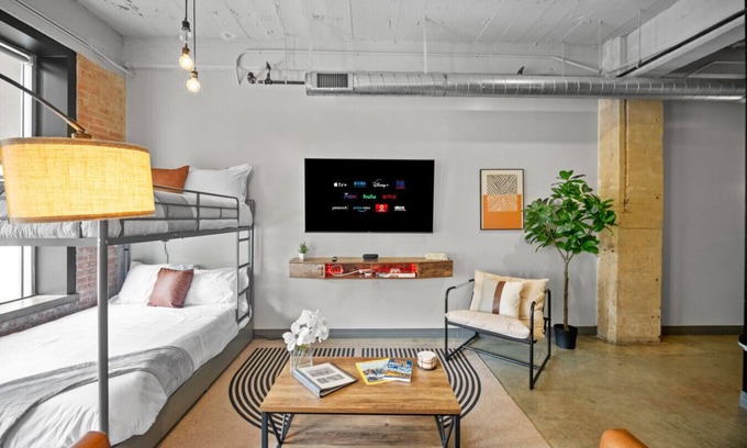 Downtown Dallas Apartment | Stunning Downtown Apartment | Pool, Laundry, Parking