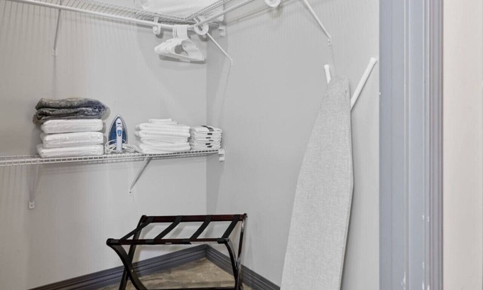 Downtown Dallas Apartment | Stunning Downtown Apartment | Pool, Laundry, Parking