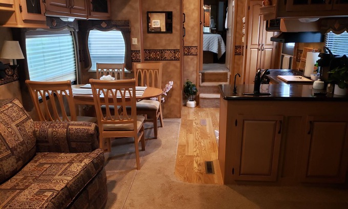 Edgewater RV Rental | Stunning fifth wheel, 50% monthly discount