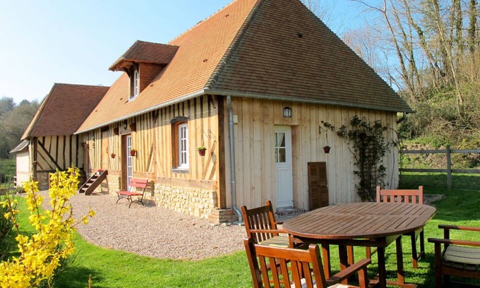 Courtonne-la-Meurdrac House | Stunning private villa for 5 guests with WIFI, TV, pets allowed and parking