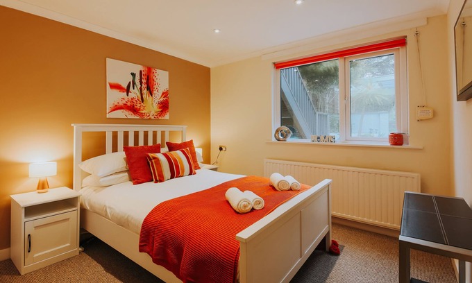 Newquay City Centre Apartment | Stunning Garden Apt, Newly Refurbished & Parking - 5 mins walk to the beach!