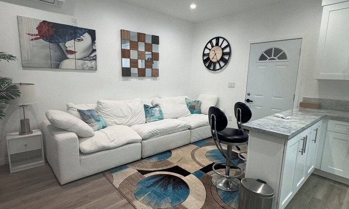 Canoga Park House | Stunning guest house in West Hills, California with 1 bedroom & 1 bathroom