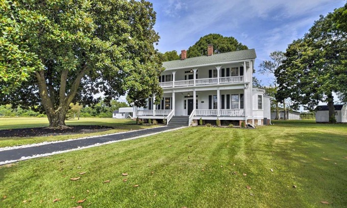 Sellers Other | Stunning historic home w/large rooms. Close to attractions. Kid & pet friendly!