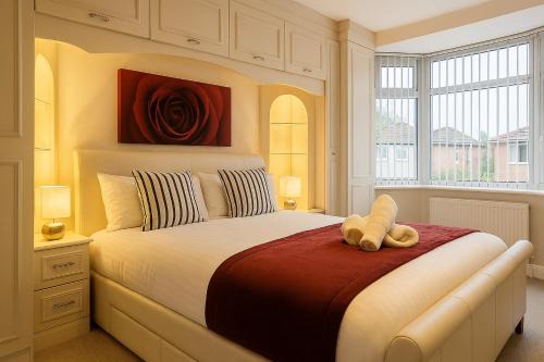 Old Trafford House | Stunning Holiday Home. Free Parking.