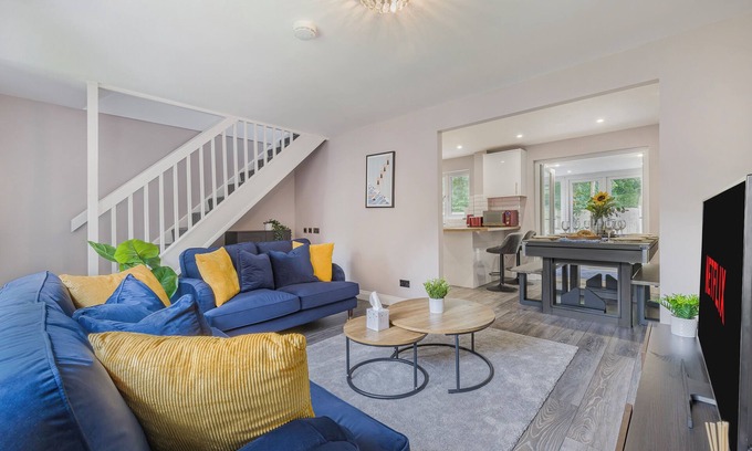 Knowle Sands House | Stunning Home Central MK, Pool Table, Free Parking, Smart Tvs Netflix & Disney+