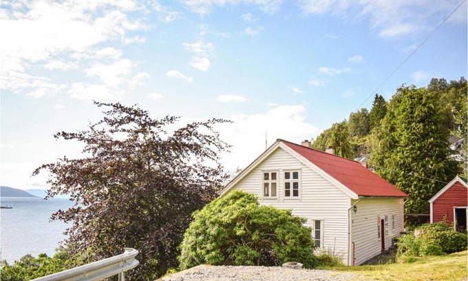 Brekke House | Stunning Home In Brekke With Kitchen