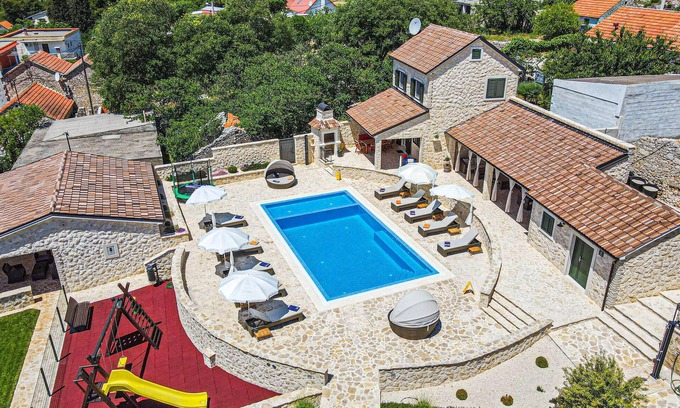 Sibenik House | Stunning home in Dubrava with sauna