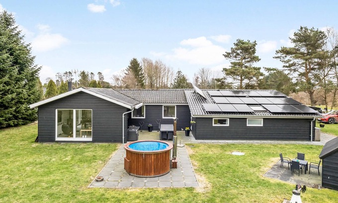 Hou House | Stunning home in Hals with sauna