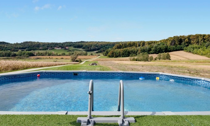 Kraljevec Sesvetski House | Stunning home in Hrascina with sauna