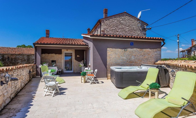 Hrboki House | Stunning home in Hrboki with WiFi