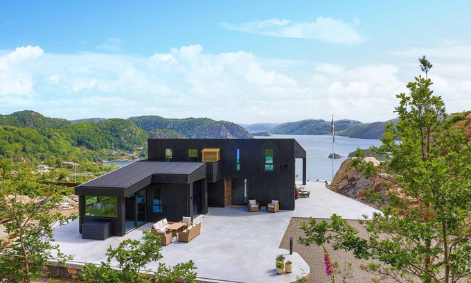 Lyngdal House | Stunning home in Lyngdal with kitchen