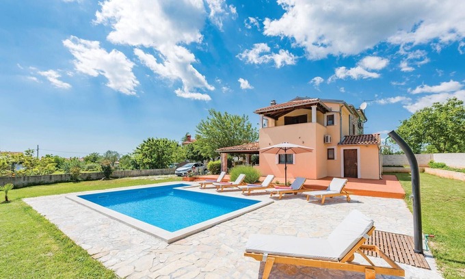 Peresiji House | Stunning home in Peresiji with kitchen