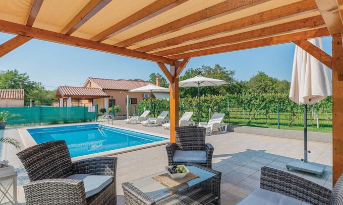 Topid House | Stunning home in Topid with WiFi