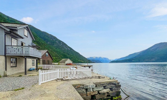 Djønno House | Stunning home in Vallavik with WiFi