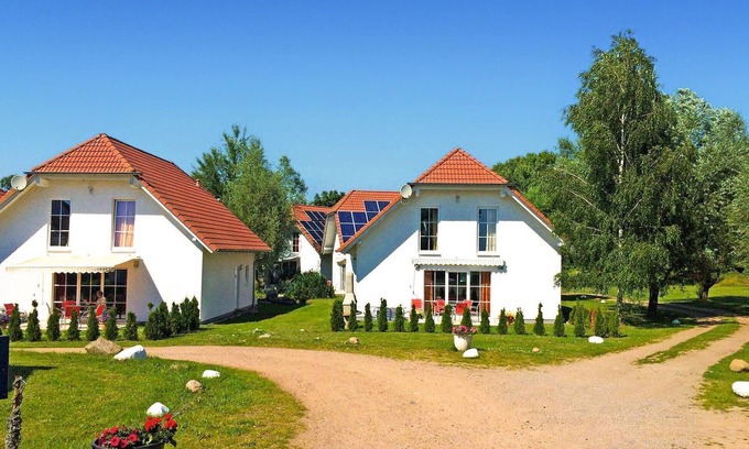 Verchen House | Stunning home in Verchen with kitchen