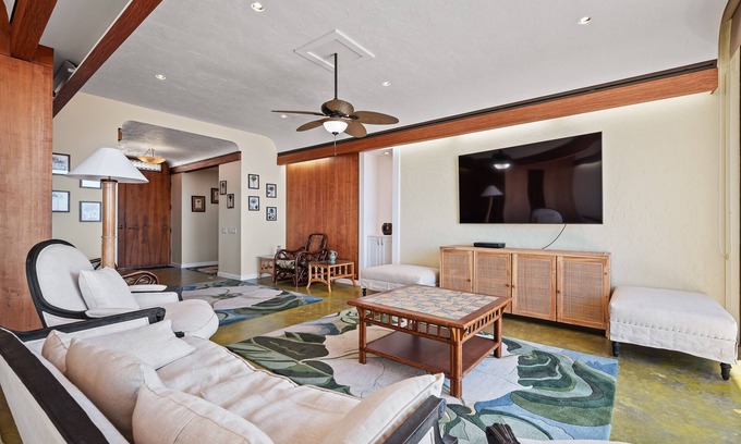 McCully - Moiliili Condo | STUNNING HONOLULU PENTHOUSE