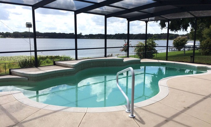 Auburndale House | Stunning Lake Front Home on Lake Whistler - Perfect for all the Family to Enjoy!