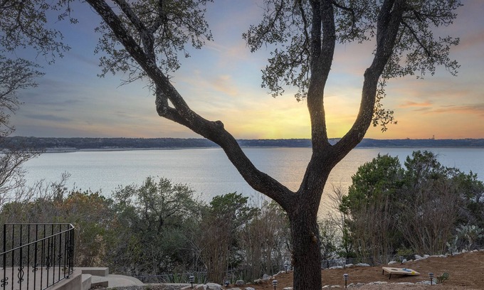 Belton House | Stunning lake view, hot tub, game room