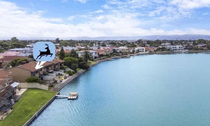 West Lakes House | Stunning Lake View Townhouse-Dream Staycation