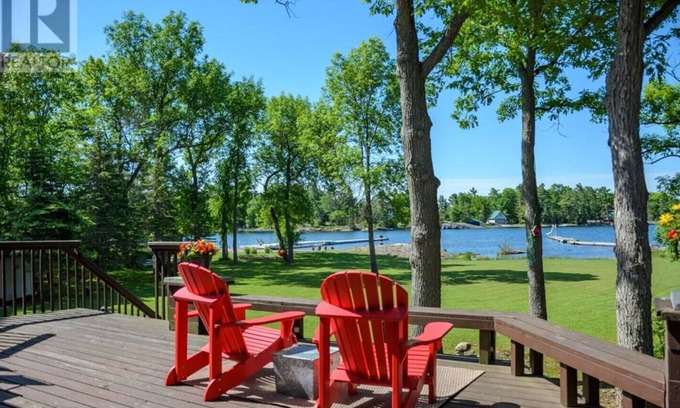 Honey Harbour Cottage | Stunning Lakehouse in Beautiful Honey Harbour