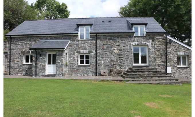 Betws Gwerfil Goch House | Stunning large barn conversion in Betws Gwerfil Goch -Ty Cerrig Barn