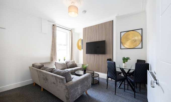 Liverpool House | Stunning Liverpool Abode - Lounge Room - Sleeps 9