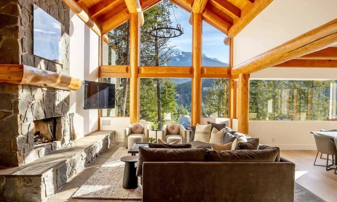 Blueberry Hill House | Stunning Log Chalet w/Mtn View, Air Con & Hot Tub