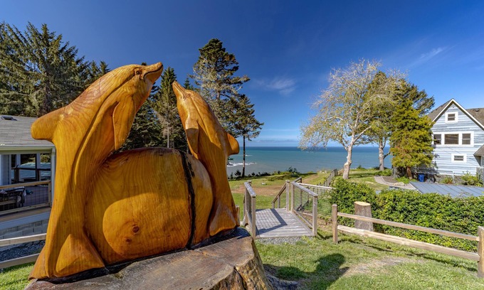 Trinidad House | Stunning modern 3BR, 2BA Oceanside Bluff Retreat in Trinidad, California