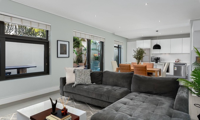 Three Anchor Bay Apartment | Stunning Modern Apartment in The Richmond