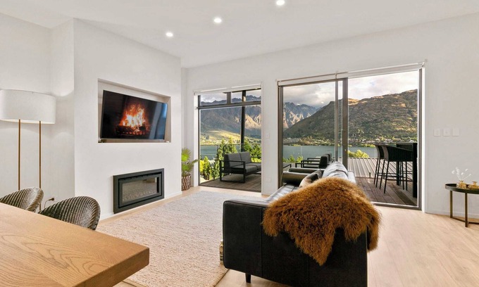 Frankton House | Stunning & modern home with fantastic lake views!