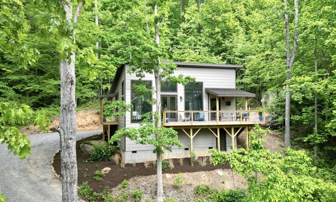 Fairview Cabin | Stunning Mountain-Modern Cabin Close to Asheville w/Hot Tub