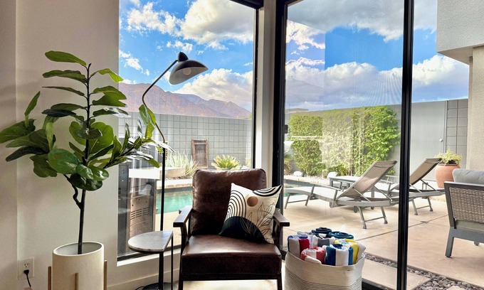 Baristo House | Stunning mountain-view 2-bedroom town home in central Palm Springs