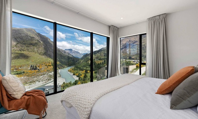 Arthur's Point House | Stunning Mountain Views in Queenstown-Hot tub