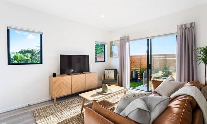 Pukekohe House | Stunning New 2BR Luxury in Pukekohe | WiFi Netflix