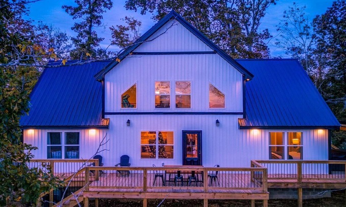 Lindseyville House | Stunning Nolin Lake Luxury Cabin w/hot tub, fireplace, swingset, and more!