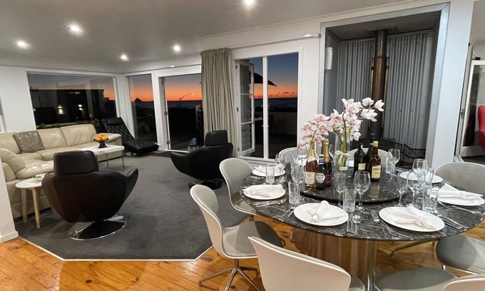 Rewa House | STUNNING OCEAN FRONT LUXURY BEACH HOUSE IN PRIME CBD LOCATION