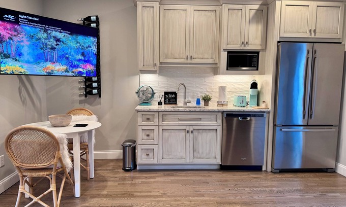 Myers Park Apartment | Stunning one-bedroom apartment located in the Myers Park neighborhood.