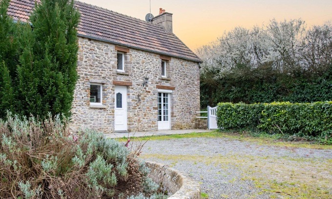 Saint-Lo-d'Ourville House | Stunning private villa for 10 people with WIFI, TV, patio, pets allowed and parking