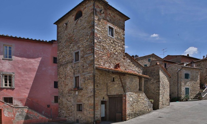 Pergine Valdarno House | Stunning private villa with hot tub, WIFI, A/C, TV, pets allowed and parking, close to Arezzo