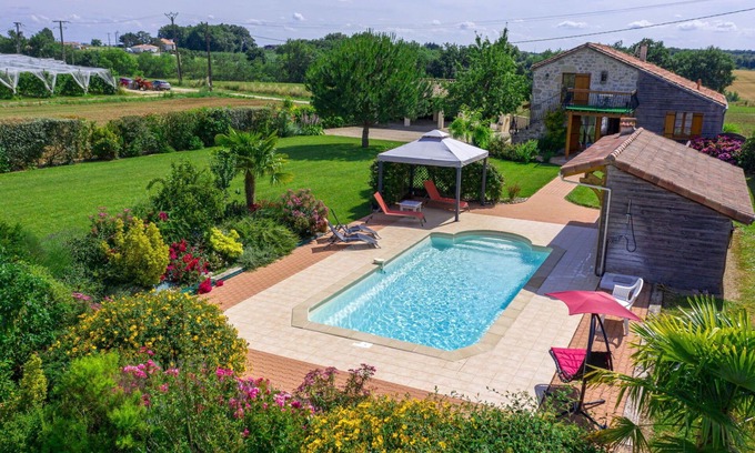 Madaillan Villa | Stunning private villa for 6 guests with WIFI, A/C, private pool, TV, terrace and pets allowed