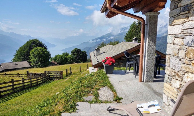 Peglio House | Stunning private villa for 6 people with WIFI, TV, patio and pets allowed