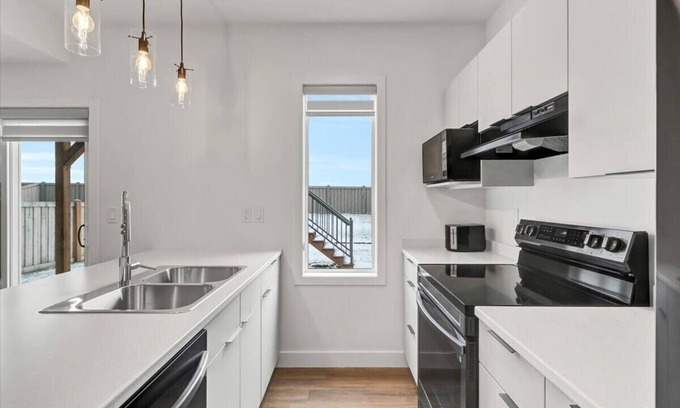 Grande Prairie House | Stunning Private Suite | Full Kitchen | Free WIFI