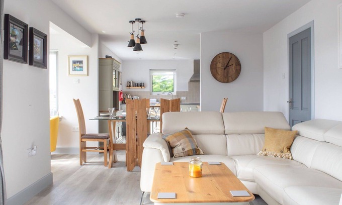 Dunvegan House | Stunning private villa for 6 guests with WIFI, TV, patio and parking