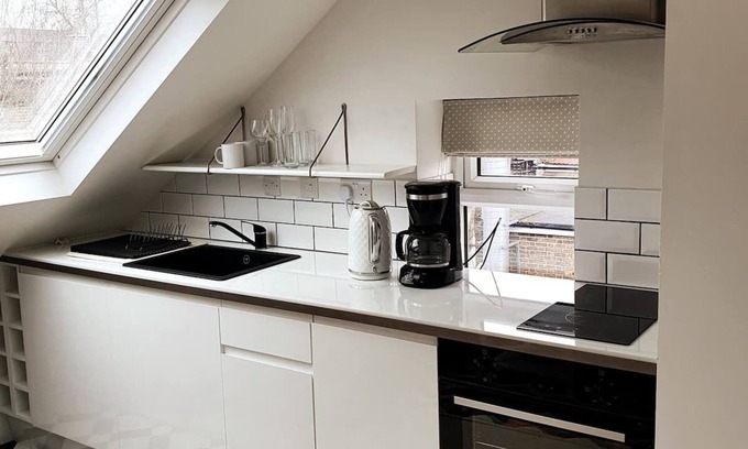 Boleyn House | Stunning private guest suite, City views & Jacuzzi bath
