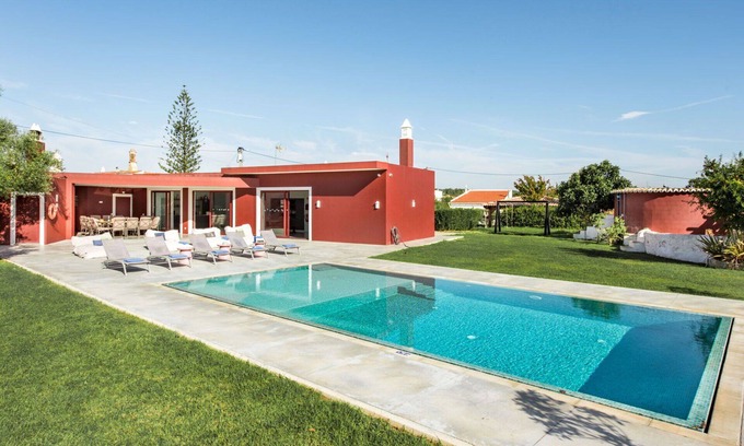 Pata de Cima Villa | Stunning private villa for 14 people with private pool, A/C, WIFI, TV and patio