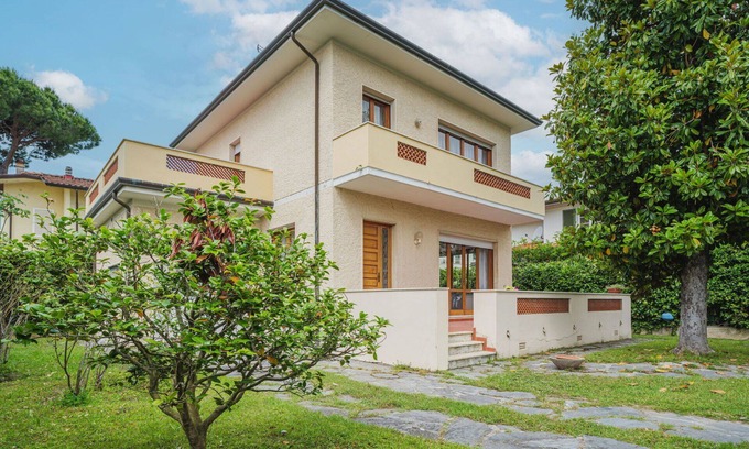 Marina di Pietrasanta House | Stunning private villa for 4 people with TV and patio
