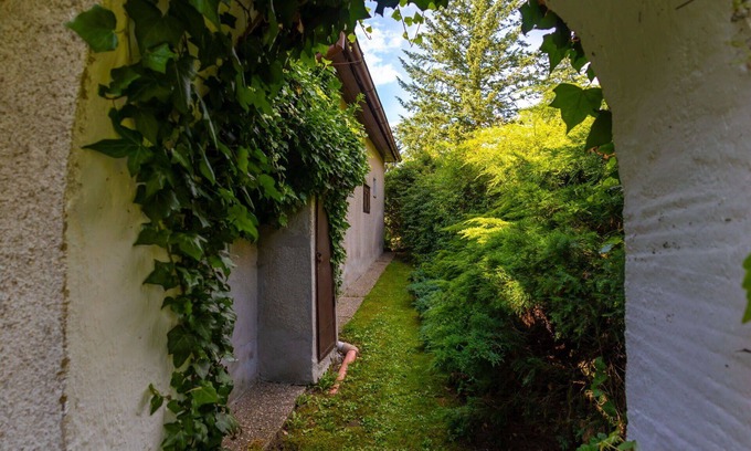 Dobren House | Stunning private villa for 6 people with TV, patio, pets allowed and parking