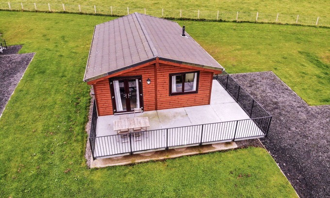 Kinross House | Stunning private villa for 4 guests with WIFI, TV, balcony, pets allowed and parking