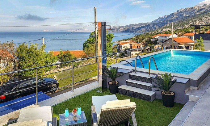 Prizna House | Stunning private villa for 8 guests with private pool, WIFI, A/C, TV, terrace and parking